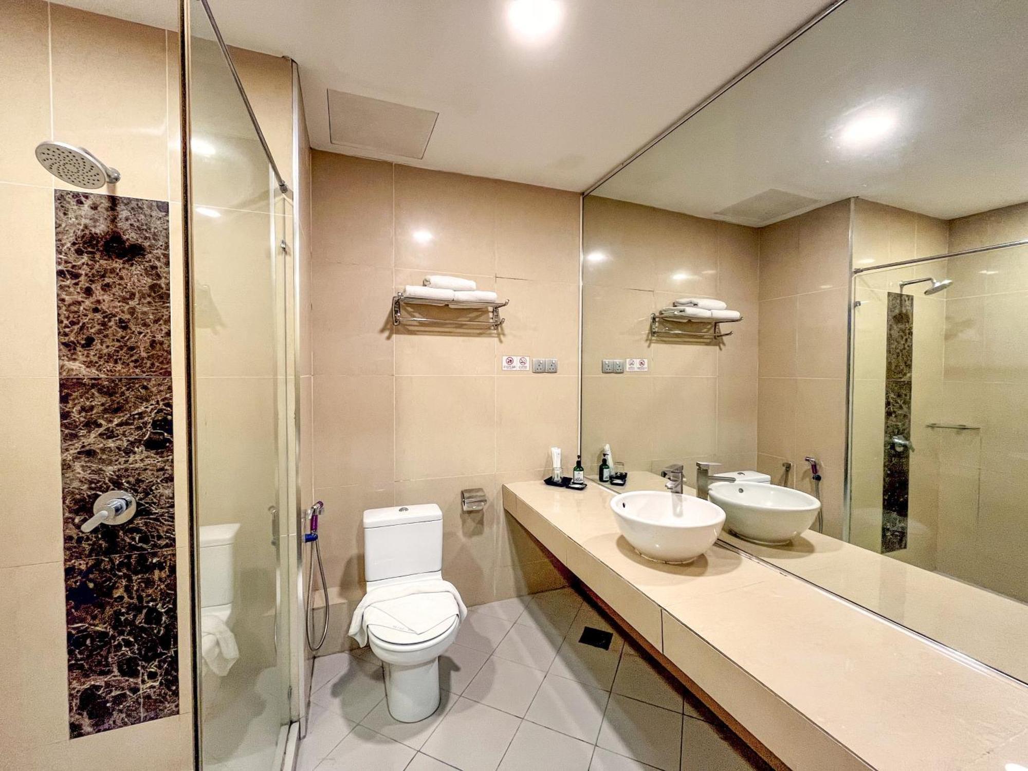 Courtyard Hotel 1Borneo Kota Kinabalu Esterno foto