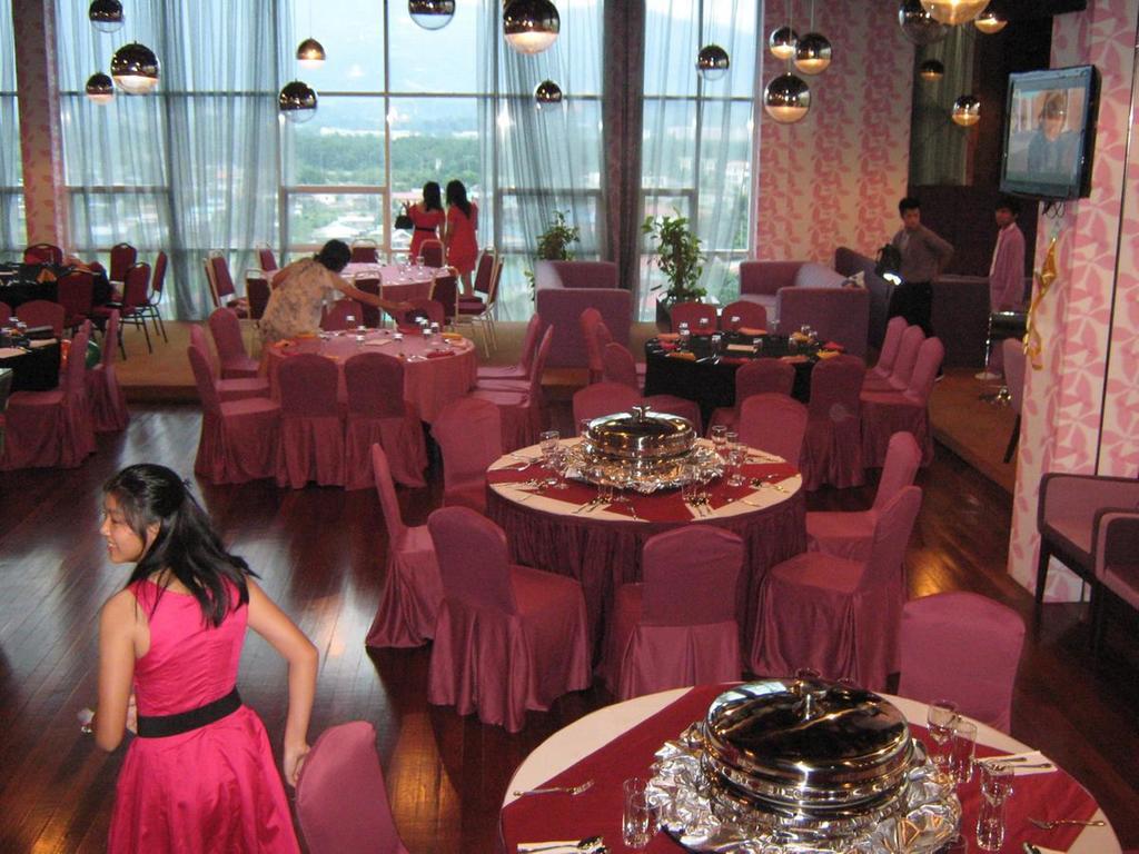 Courtyard Hotel 1Borneo Kota Kinabalu Esterno foto