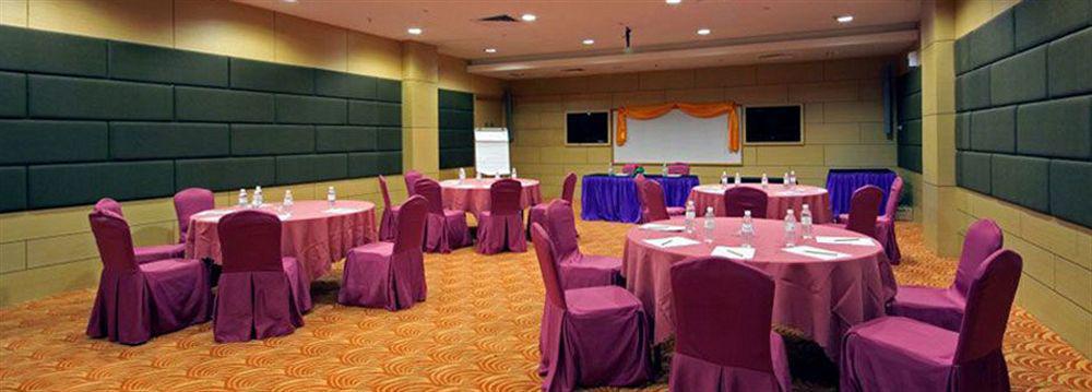 Courtyard Hotel 1Borneo Kota Kinabalu Esterno foto